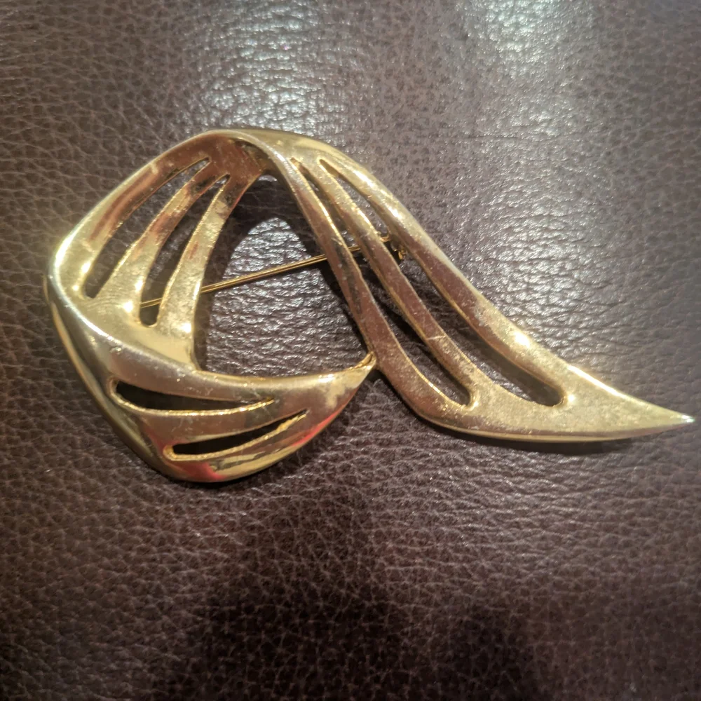 Stylish Gold-Tone Brooch Vintage 1980s